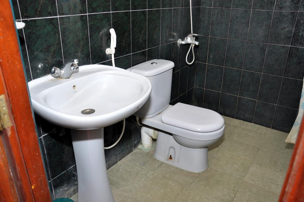 Blumarine Guest House Negombo Room photo