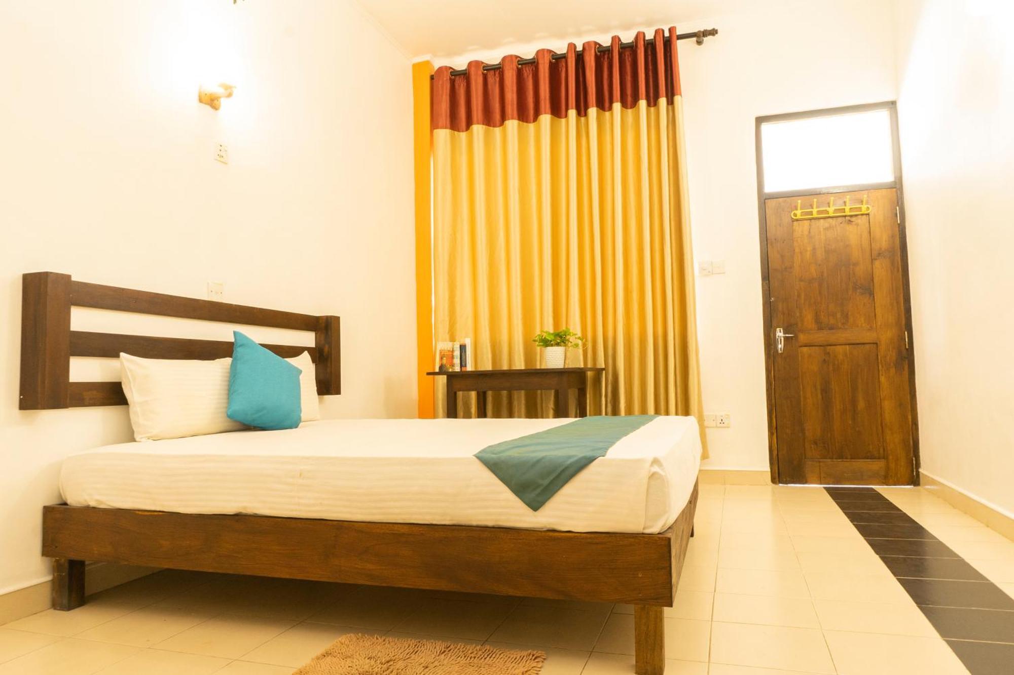 Blumarine Guest House Negombo Room photo