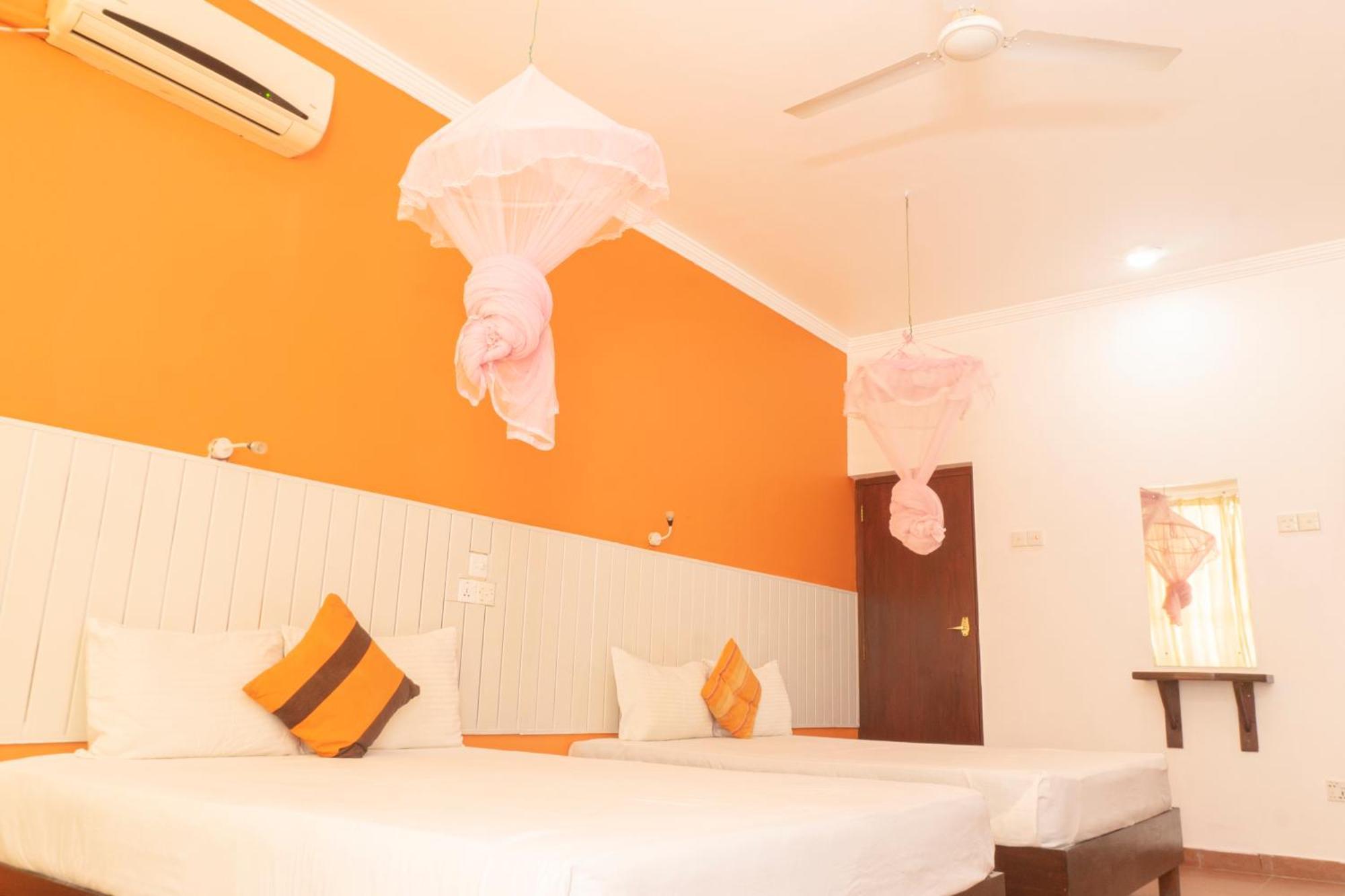 Blumarine Guest House Negombo Room photo